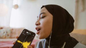 Mulher falando ao celular com a onda sonora da voz na tela