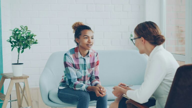 Profissional conversando com uma paciente em atendimento